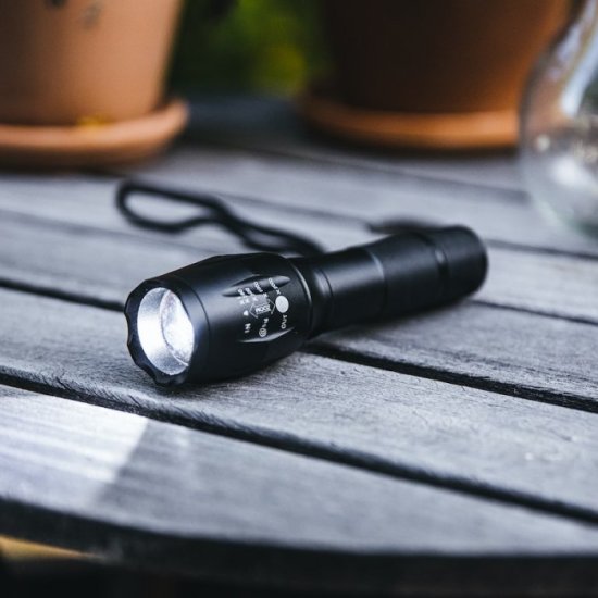 Superstark Ficklampa med USB-laddning - Klicka på bilden för att stänga