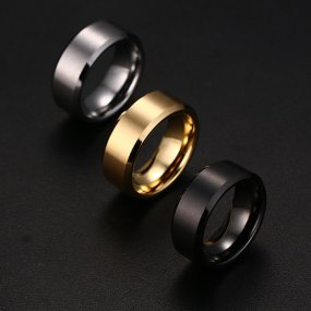 Minimalistisk ring i titanium