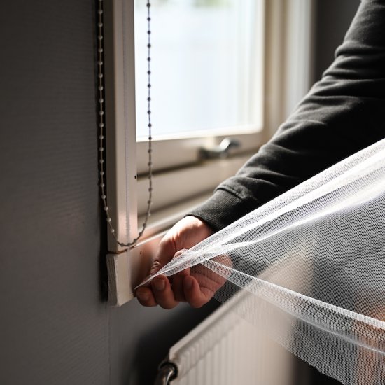 Självhäftande myggnät till fönster med kardborre - Klicka på bilden för att stänga