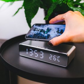 Digital väckarklocka med QI laddare Digital väckarklocka med QI laddare