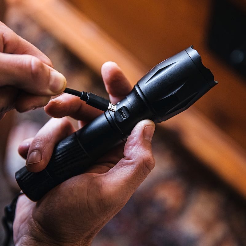 Superstark Ficklampa med USB-laddning